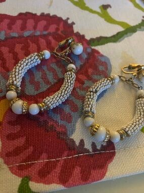 (JE30A)Vintage White Beaded Hoop Earrings with Gold Accents